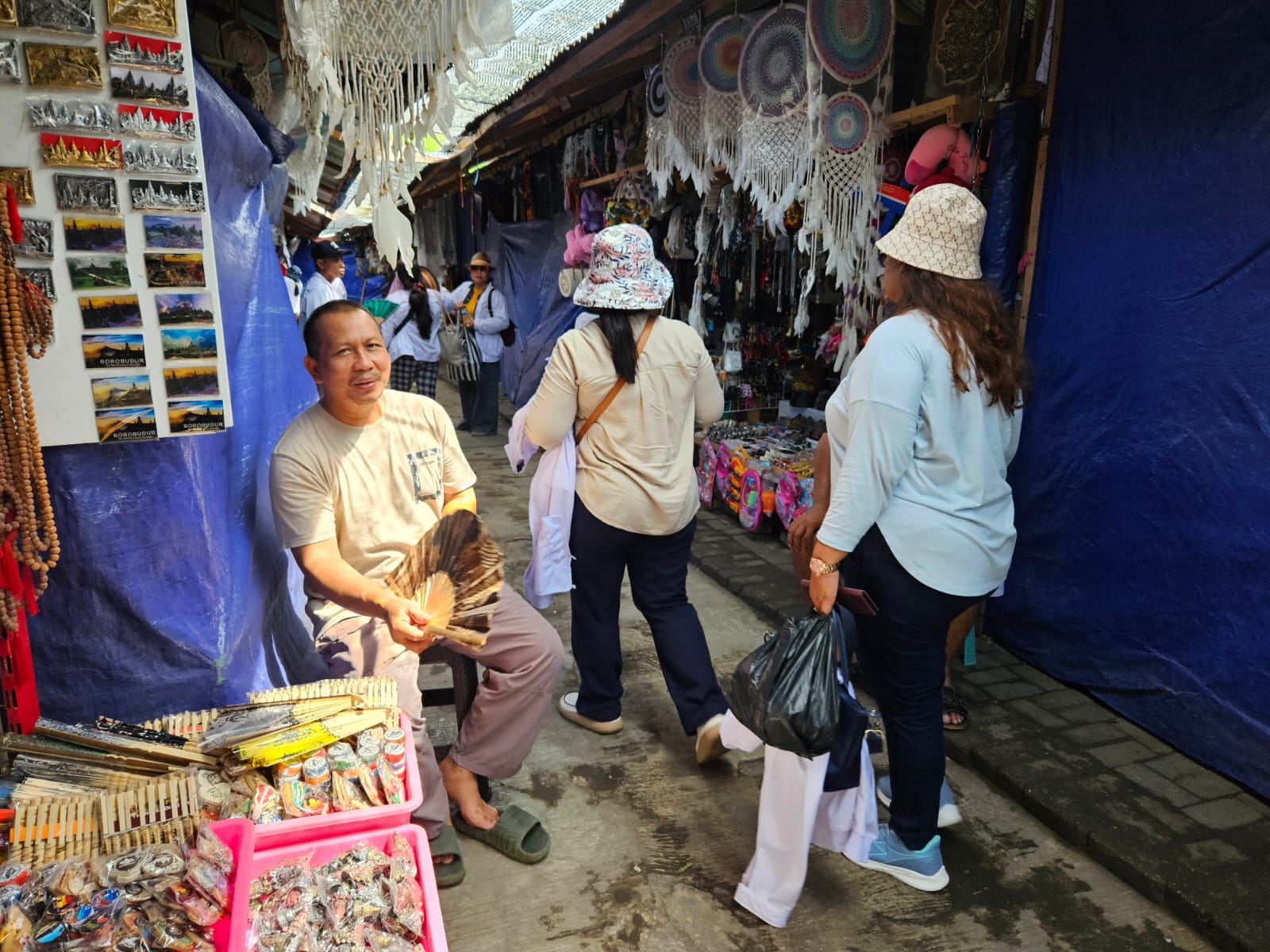 SEPI: Suasana lapak pedagang di zona dua kompleks TWC Borobudur.