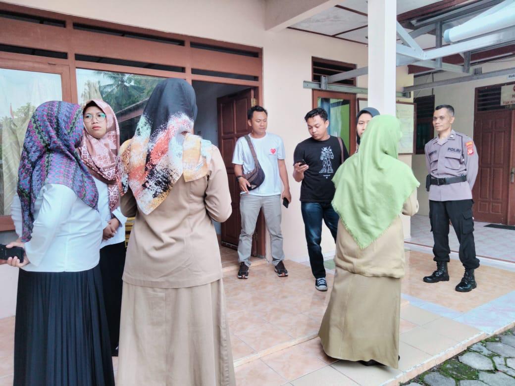 TRAUMA: Petugas mengecek kasus pencurian di SD Negeri Kemukus, Dusun Kemukus, Kalurahan Tanjungharjo, Kapanewon Nanggulan.