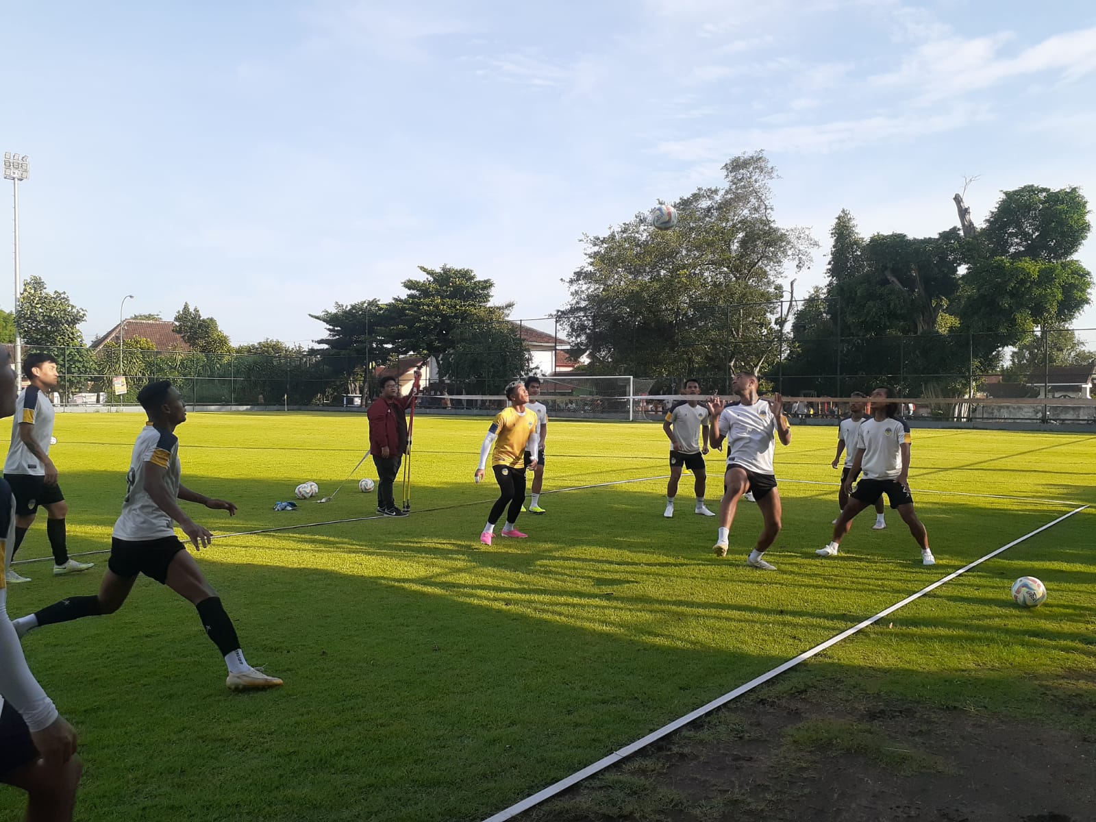 SPARTAN:Pemain PSIM Jogja menjalani tatihan rutin.