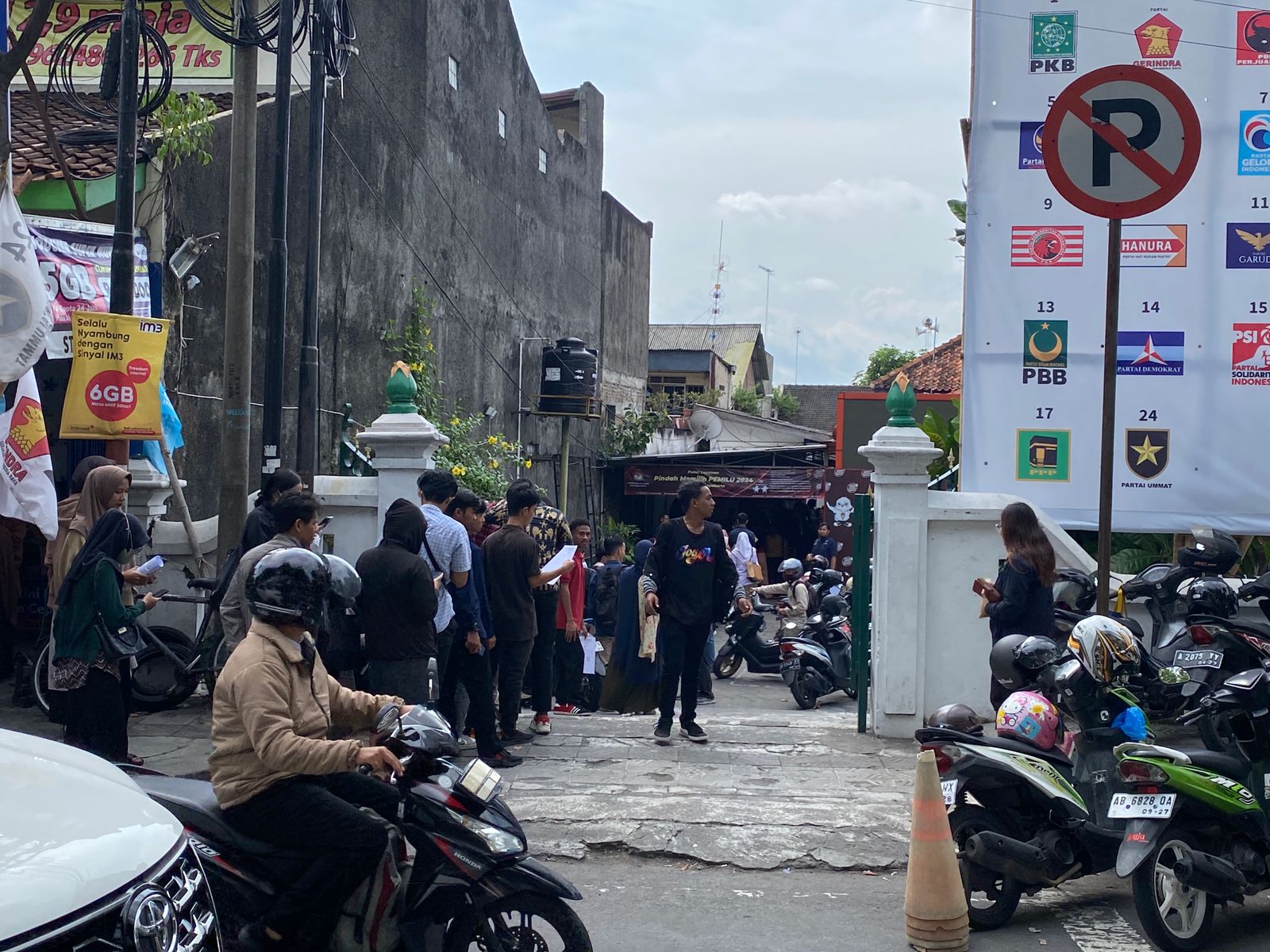 PENUH: Suasana hari terakhir pendaftaran DPTB Pindah Memilih di Gedung KPU Kota Jogjakarta, Senin (15/01/2024).