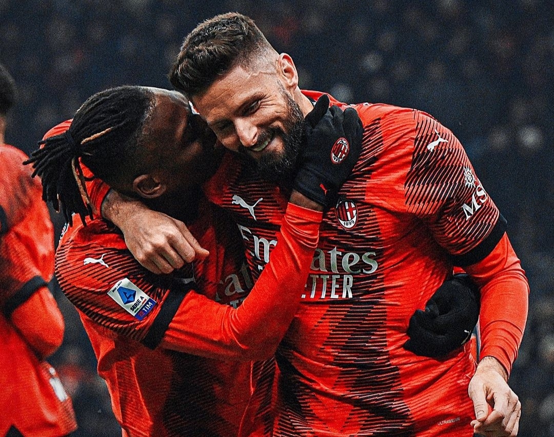 Selebrasi Rafael Leao dan Oliver Giroud usai Giroud jebol gawang AS Roma (ig acmilan)