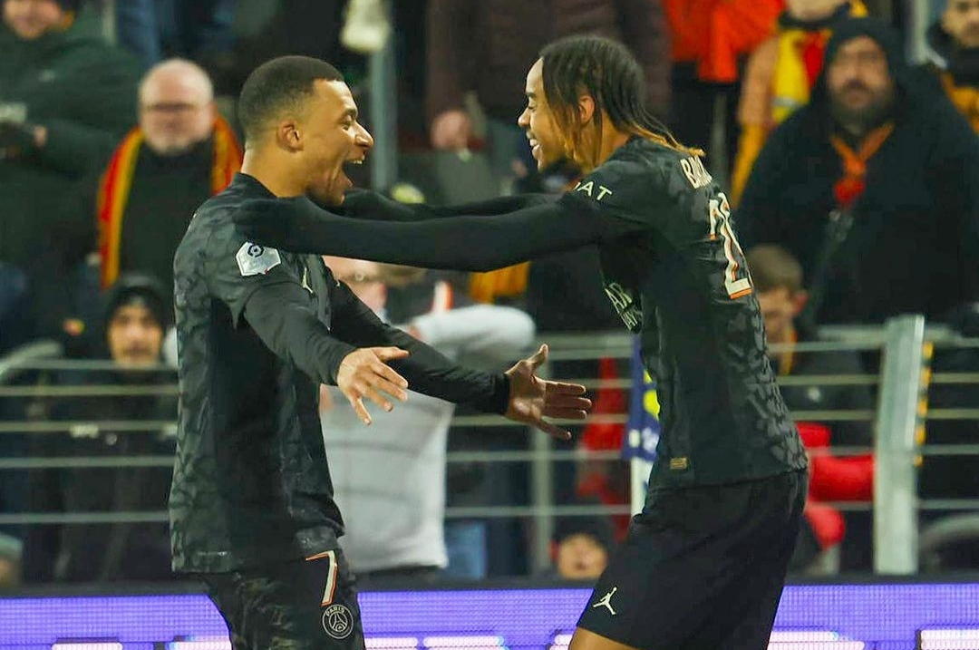 Selebrasi Mbappe usai jebol gawang RC Lens di menit akhir pertandingan (ig psg)
