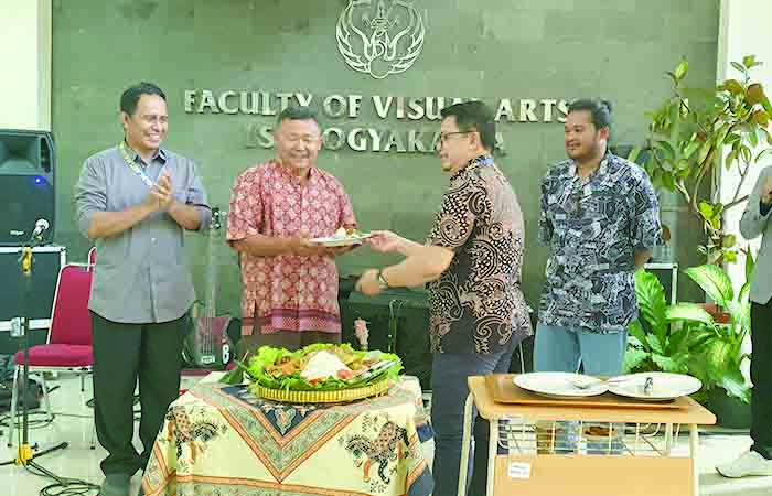 HUT: Potong tumpeng dalam perayaan Harlah Asri ke-74 FSR ISI Jogjakarta kemarin (15/1).