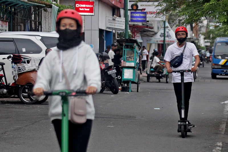 LANCAR: Wisatawan memacu skuter listrik yang disewa di kawasan Malioboro, Kota Jogja, Minggu (14/1).