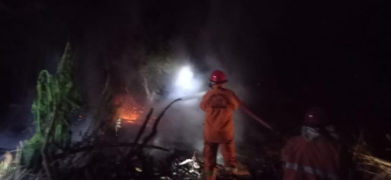 CEPAT: Petugas berusaha memadamkan api yang membakar rumah Sugiyem, 90, warga Padukuhan Kepundung RT 85/33, Kalurahan Giripurwo, Girimulyo, Kulonprogo, Minggu (14/1).