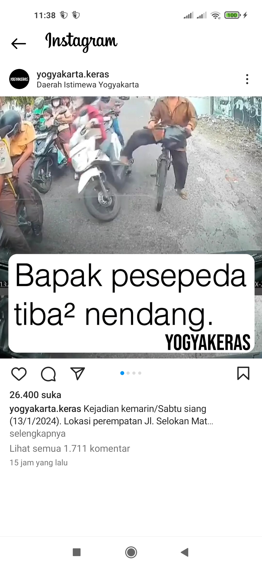 NGAWUR: Seorang pria tua menendang perempuan pengendara sepeda motor di kawasan Jalan Selokan Mataram, simpang empat Selokan Mataram Kutu Asem Jalan Magelang, Mlati, Sleman.
