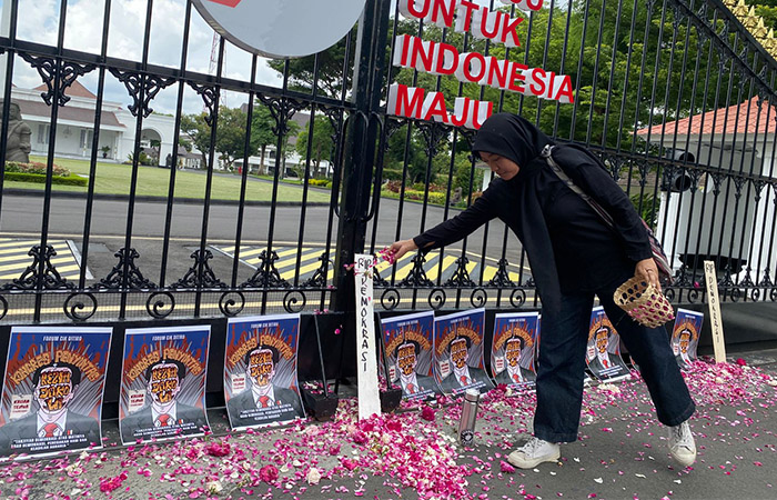 BERDUKA: Aksi takziah oleh para aktivis yang tergabung dalam&nbsp; Forum Cikditiro dengan tabur bunga di depan Istana Kepresidenan Gedung Agung Jogjakarta, kemarin (15/1).&nbsp;