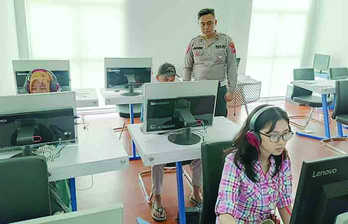 RESMI DIGUNAKAN : Masyarakat yang hendak mengurus penerbitan SIM kini dilayani di gedung baru. Seluruh pelayanan pindah ke Gedung Satpas Prototipe Polres Kebumen.