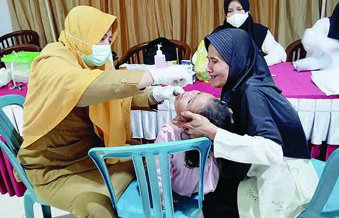 ORAL: Imunisasi polio pada anak usia 0-7 tahun di Balai Desa Wonoroto, Kecamatan Purworejo, Kabupaten Purworejo pada Senin (15/1).