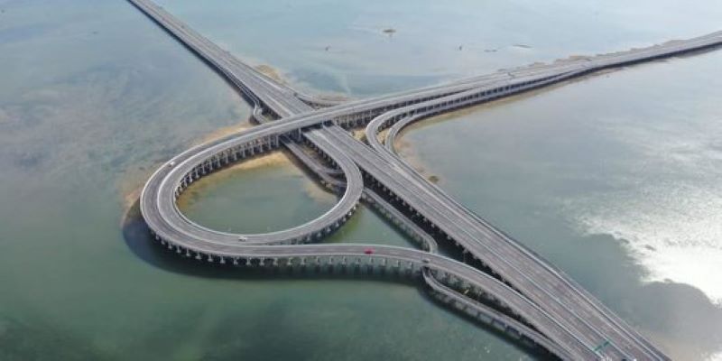 Jalan Tol Bali Mandara yang kono masuk lima besar jalan tol di atas air terpanjang di dunia.