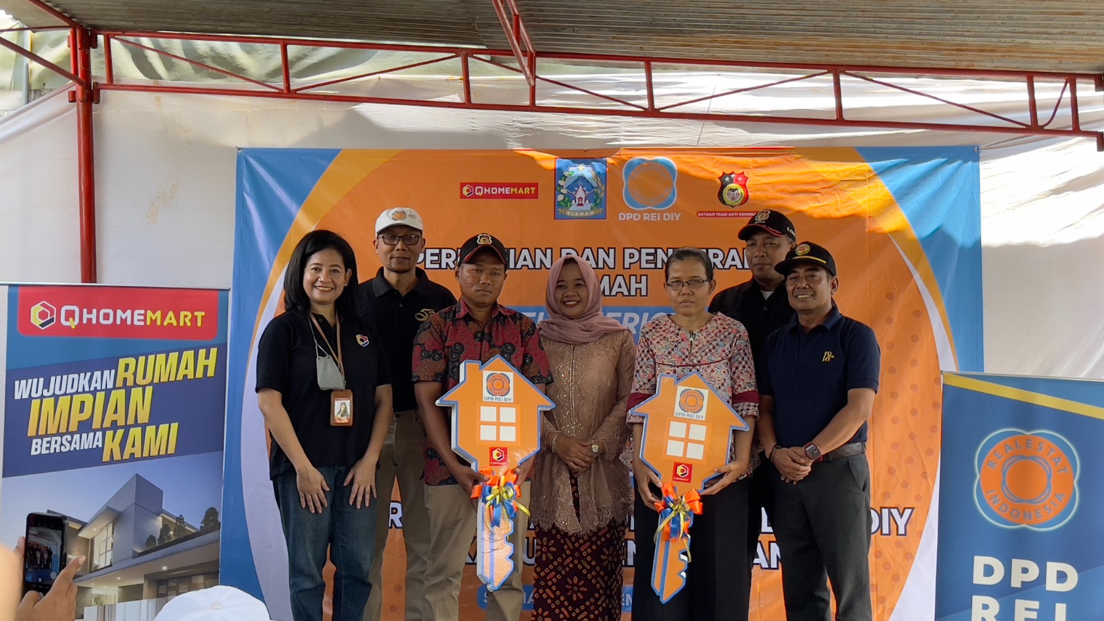 Penyerahan kunci rumah secara simbolis dari berbagai perwakilan oleh Agatha Florensia selaku Manager Marketing Qhomemart, Bapak Bapak Ilham M Nur selaku Ketua REI dan Bupati Sleman Kustini Sri Purnomo