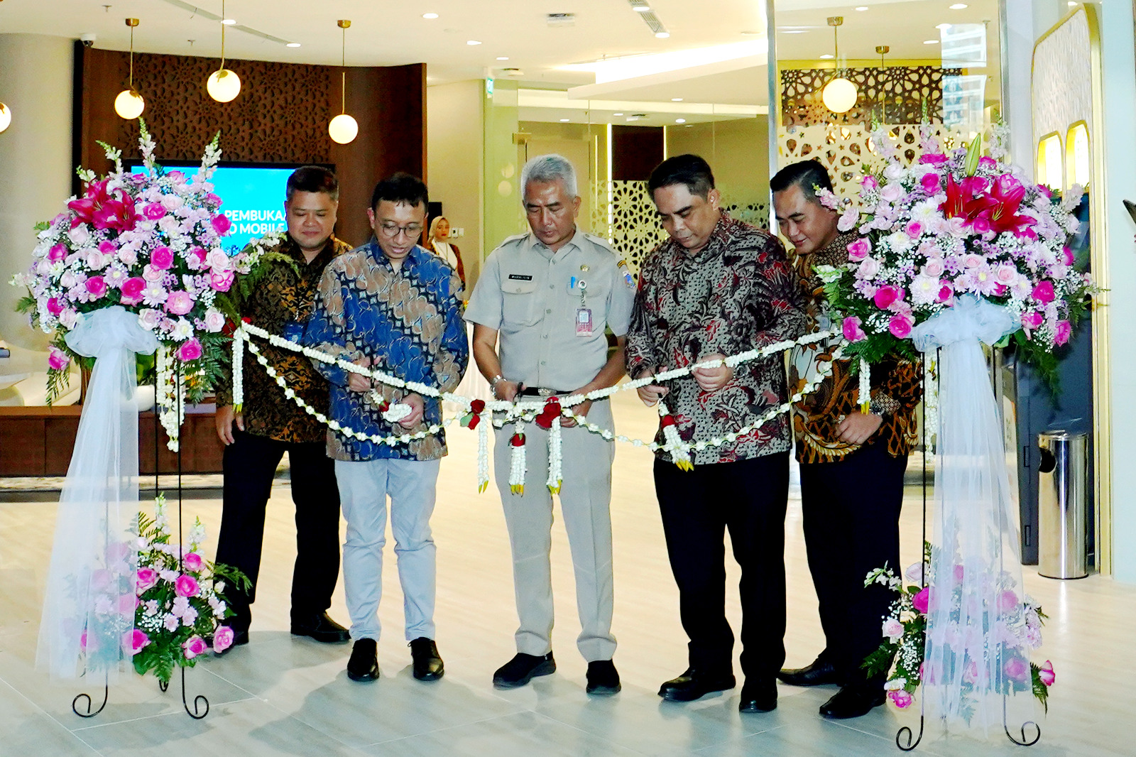 Pemotongan pita pada grand opening BSI KCP Jakarta, Telkom, Gatot Subroto, di Telkom Landmark Tower,  Jakarta (15/10)