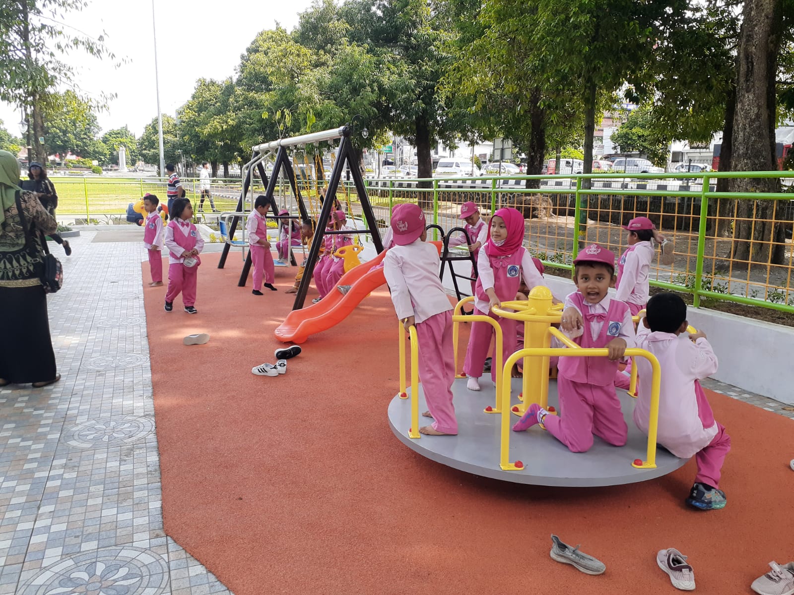 CERIA: Suasana wajah baru Taman Layak Anak di kawasan Denggung. Dibandingkan dengan dulu, lokasi tersebut kini lebih terang dan menyenangkan bagi anak-anak.