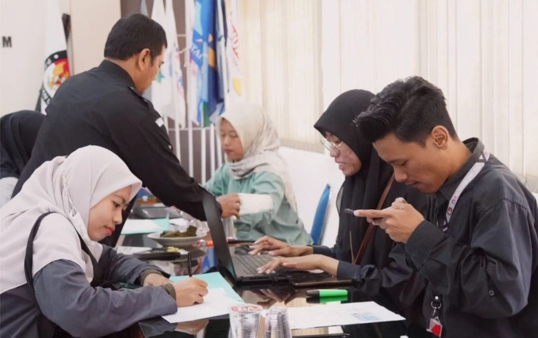 SIAP: Suasana saat masyarakat mengurus pindah memilih di kantor KPU Sleman.