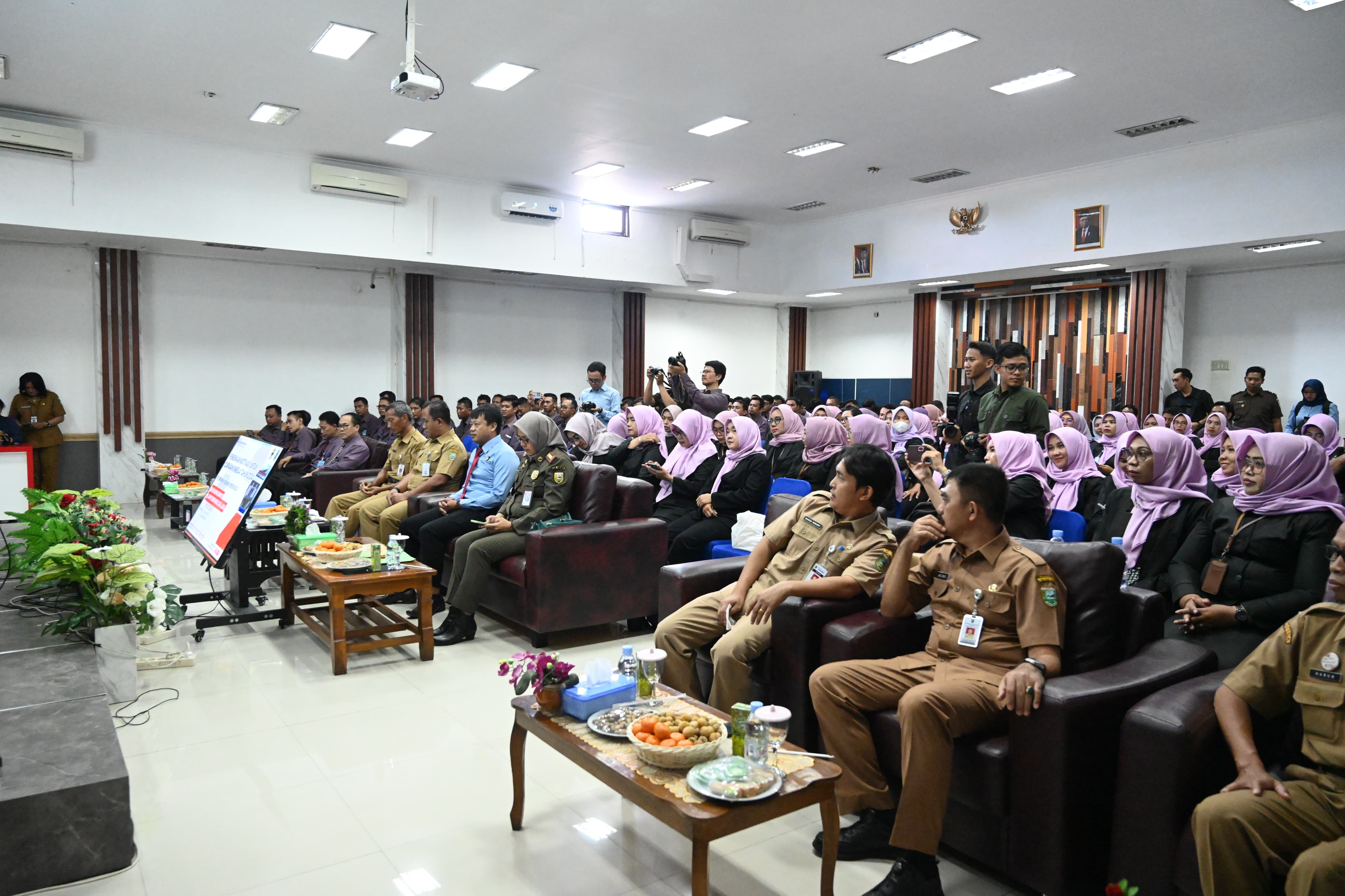 LAPORAN KINERJA: Peserta menyimak sambutan Direktur Utama BPR BKK Kebumen Sutrisno dalam pembinaan dan motivasi karyawan bersama forkopimda, Selasa (16/1).