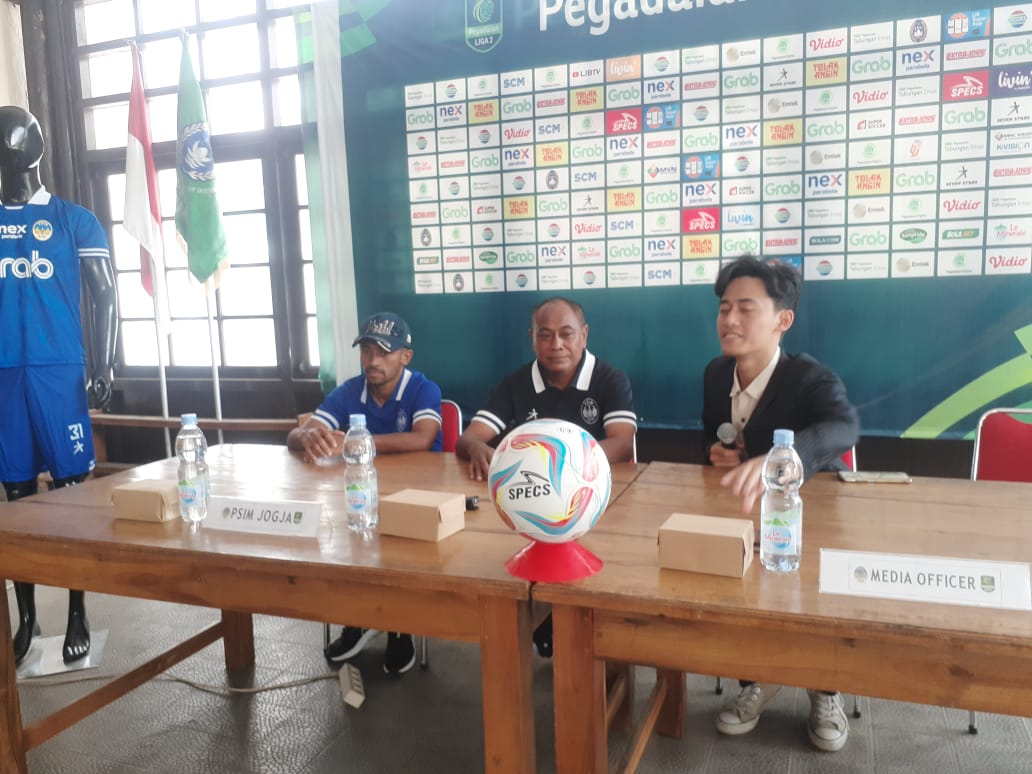 TIGA POIN: Pelatih PSIM Jogja Kas Hartadi dalam press conference di Wisma PSIM Selasa (16/1).