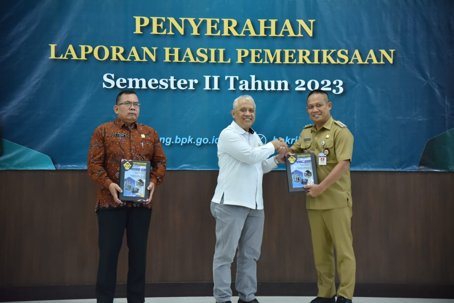 RAPOR AKHIR TAHUN: Bupati Kebumen Arif Sugiyanto menerima laporan hasil pemeriksaan dari BPK perwakilan Provinsi Jawa Tengah. Laporan tersebut memuat kepatuhan belanja infrastruktur TA 2023.