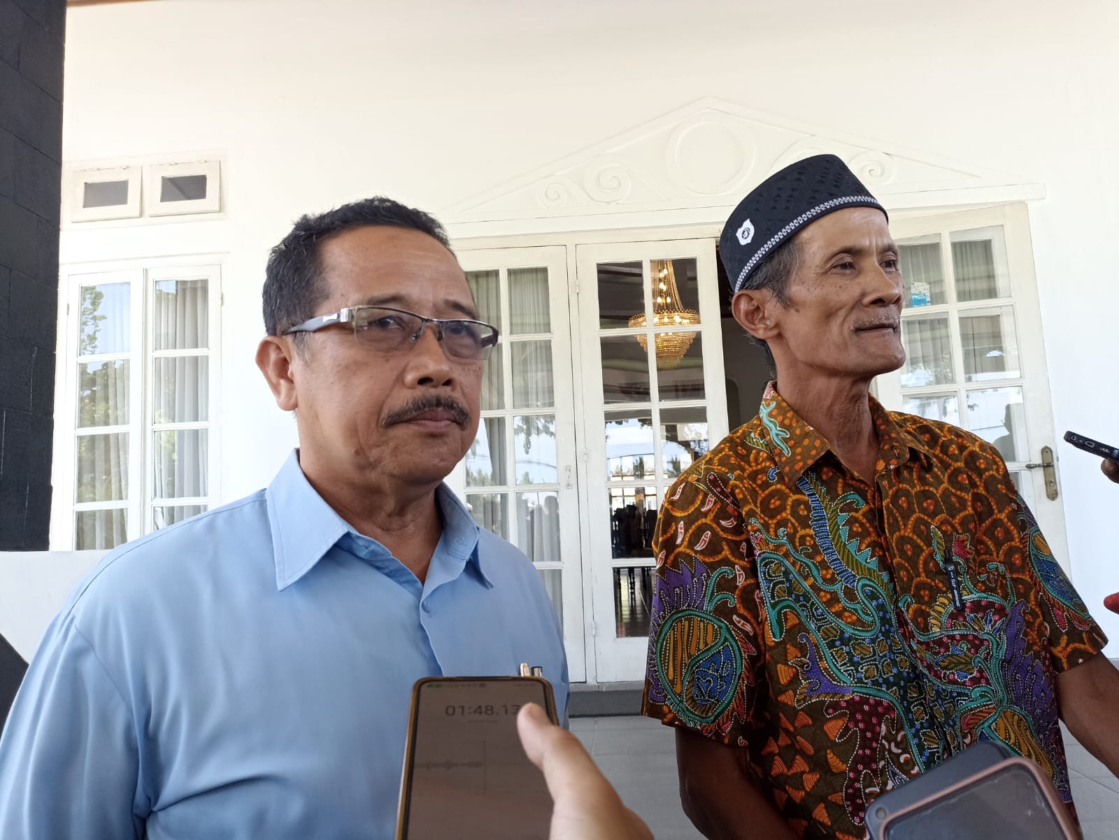SIAP: Lurah Argodadi Prayitno (kiri) bersama Ketua Lembaga Pemberdayaan Masyarakat Desa Argodadi Muhammad Hisyam usai beraudiensi dengan bupati Bantul di Rumah Dinas Bupati Bantul, Selasa (16/1).