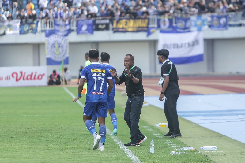 PRESSING: Pelatih PSIM Jogja Kas Hartadi saat timnya menghadapi PSMS Medan.