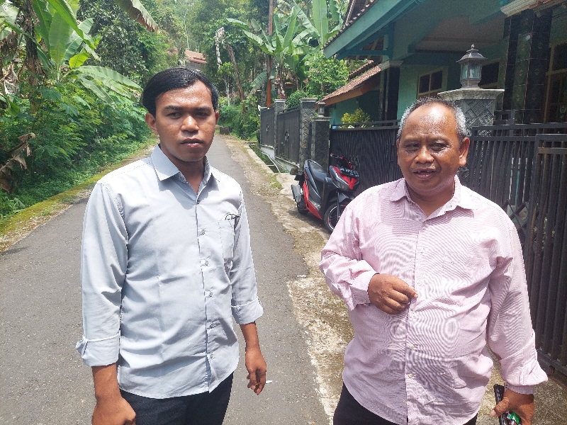 PAHAM: Kuasa Hukum Warga Plono Andi Nasution mencoba menjelaskan kronologi tahapan yang terlewati, tepat di Jalan Pasar Plono- Kebun Teh Nglinggo.