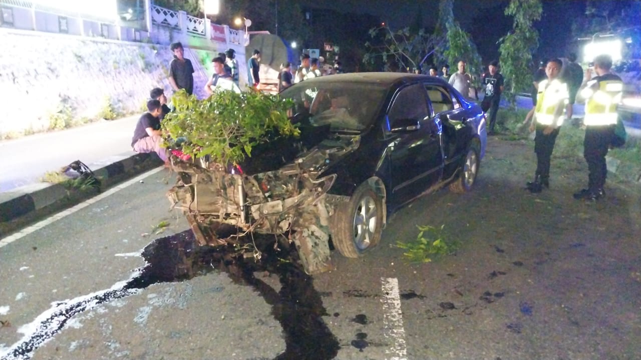 Kondisi mobil toyota altis yang mengalami laka lantas tunggal di Ringroad Utara Jogja, bagian depannya remuk, Selasa (16/1/2024).