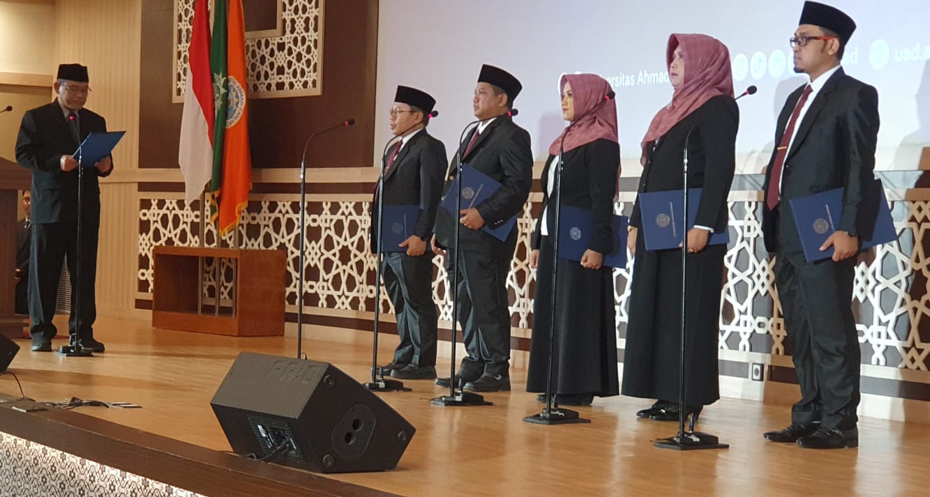 Pelantikan lima wakil rektor baru di Amphitarium Lantai 9 Kampus 4 UAD Selasa (16/1/2024).