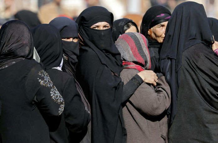 Perempuan yang diduga anggota ISIS