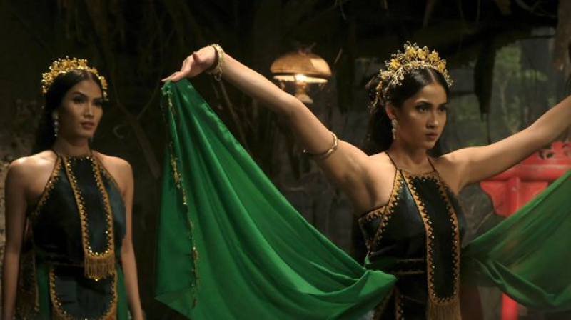Tokoh Ayu (kanan) saat kesurupan Badarawuhi (kiri) tangkapan layar adegan Film KKN di Desa Penari 2 yang rencananya bakal tayang saat lebaran Idul Fitri, April 2024.