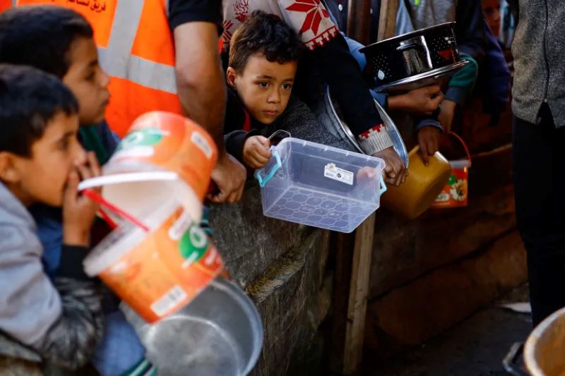 Ilustrasi anak-anak korban perang Israel-Hamas mengantre untuk mendapatkan obat-obatan.