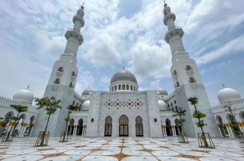 Pesona Masjid Raya Sheikh Zayed di Solo, Jawa Tengah.