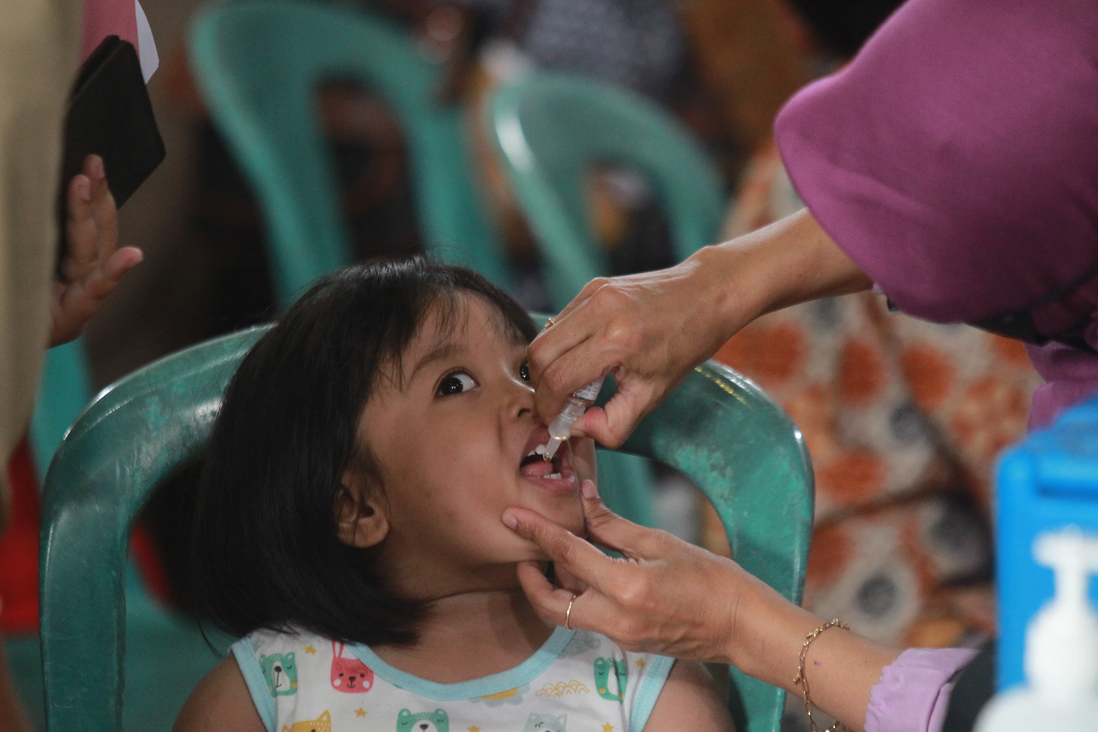 SEHAT: Petugas kesehatan meneteskan vaksin polio kepada anak saat Sub Pekan Imunisasi Nasional (PIN) Polio di aula Kantor Kalurahan Caturharjo, Kapanewon Sleman, Sleman, Senin (15/1).
