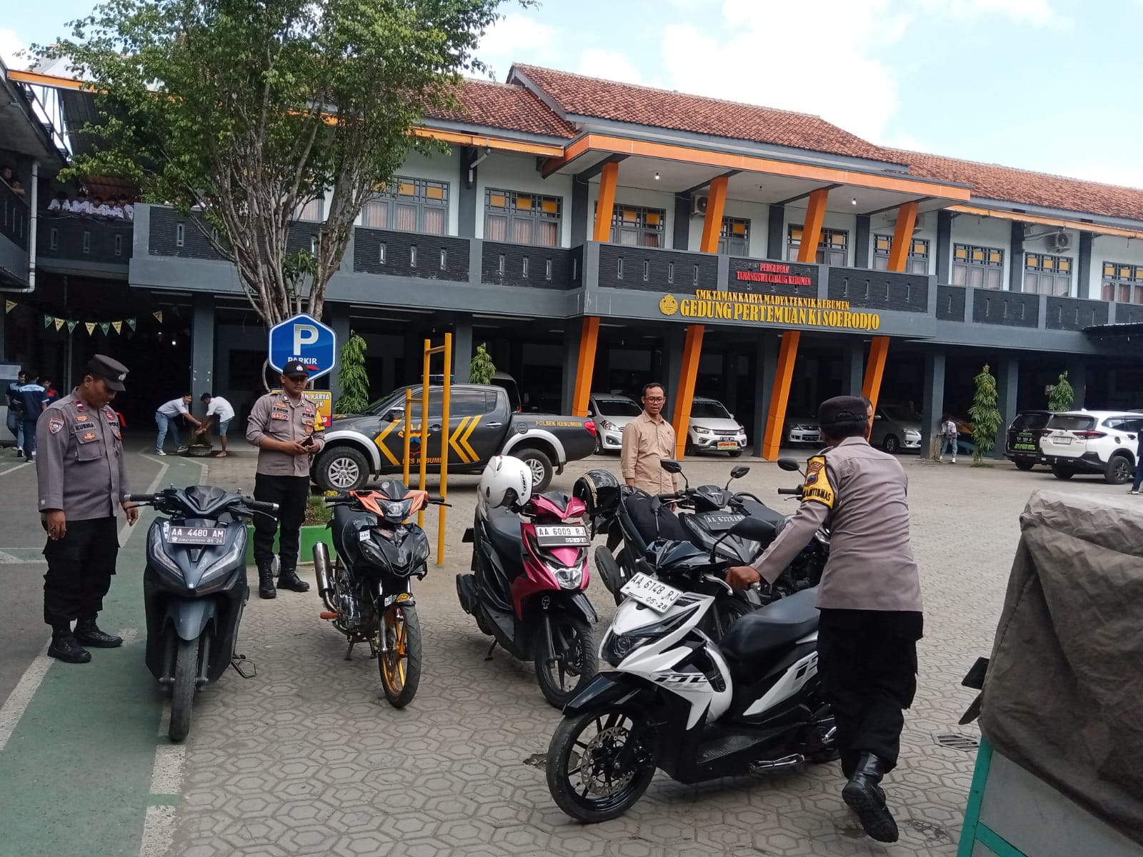 ZERO : Personel dari Polsek Kebumen menyambangi SMK Taman Karya Madya untuk penertiban knalpot brong pada kendaraan pelajar.