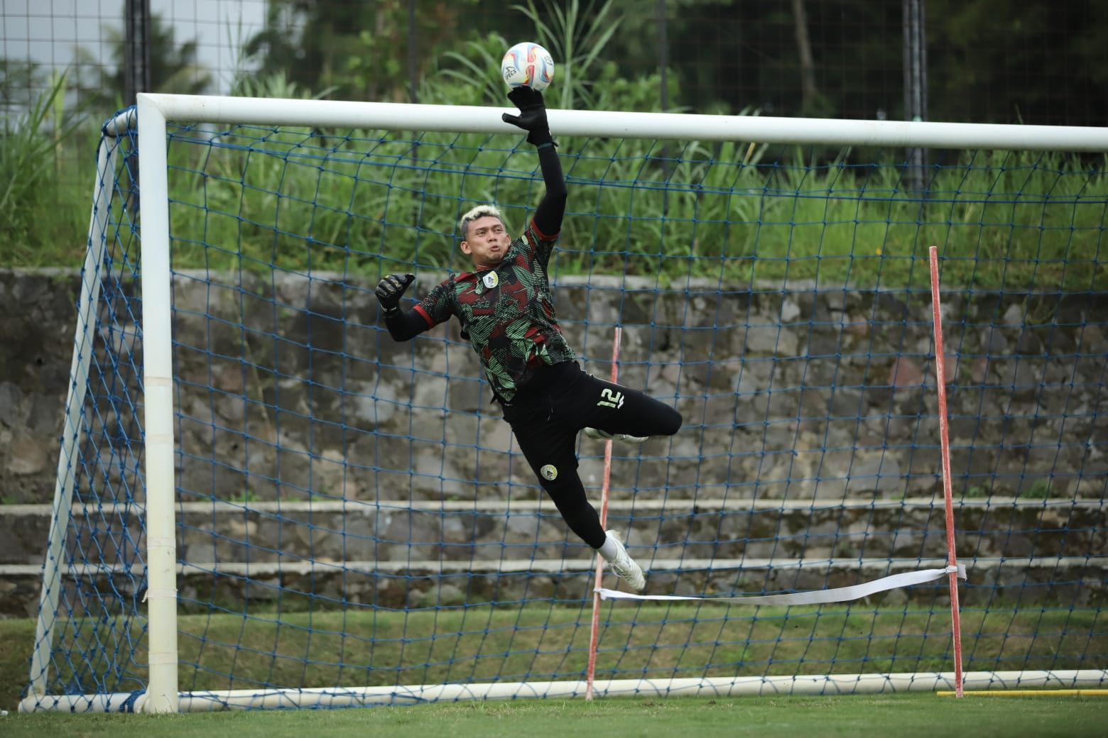 SAVE: Kiper PSS Sleman M Ridwan saat menjalani latihan rutin bersama para penggawa tim Laskar Sembada di Lapangan Pakembinangun, Sleman.