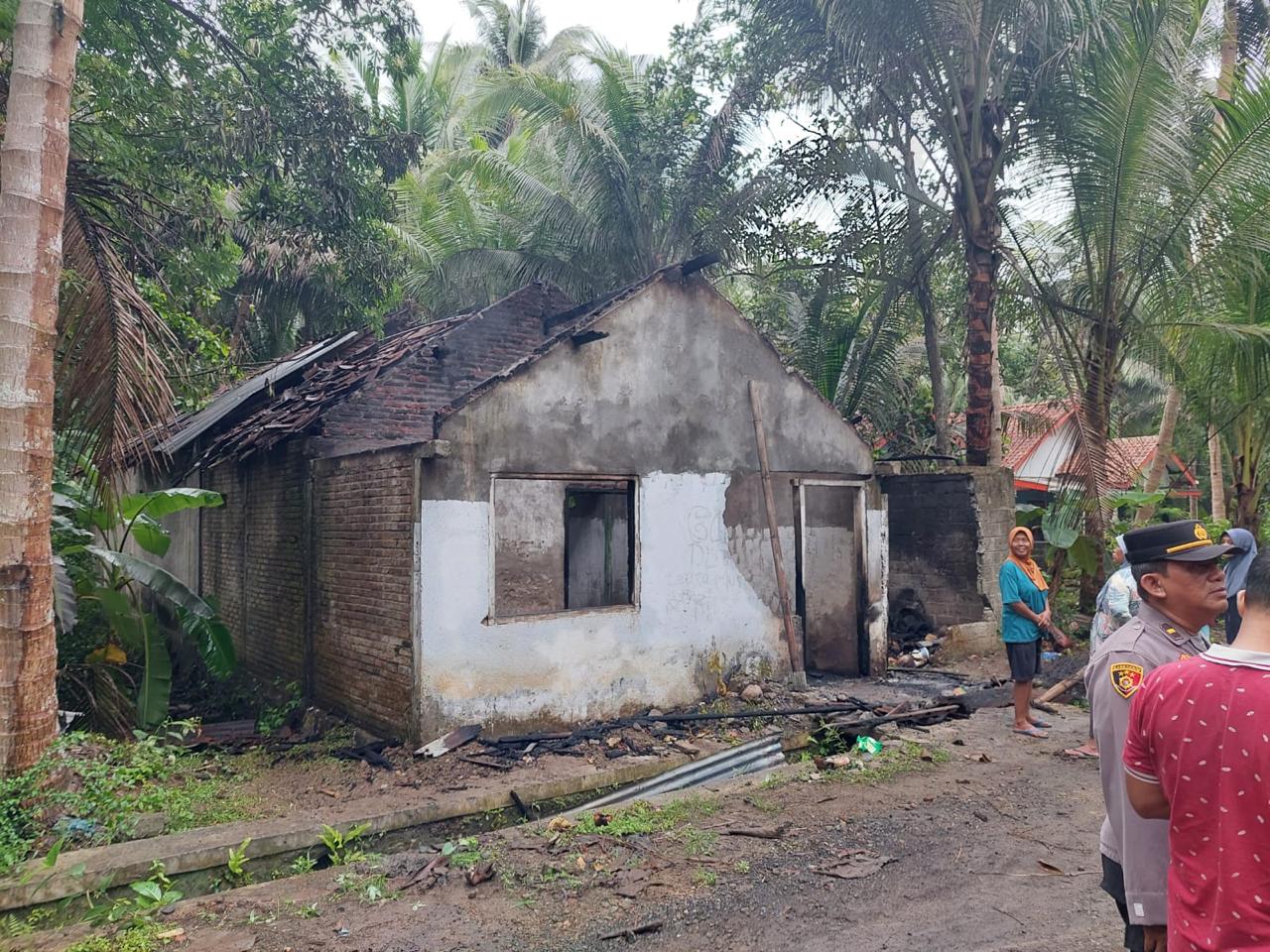 LUDES: Keadaan rumah usai berhasil dipadamkan, beberapa pihak datang untuk melihat keadaan.