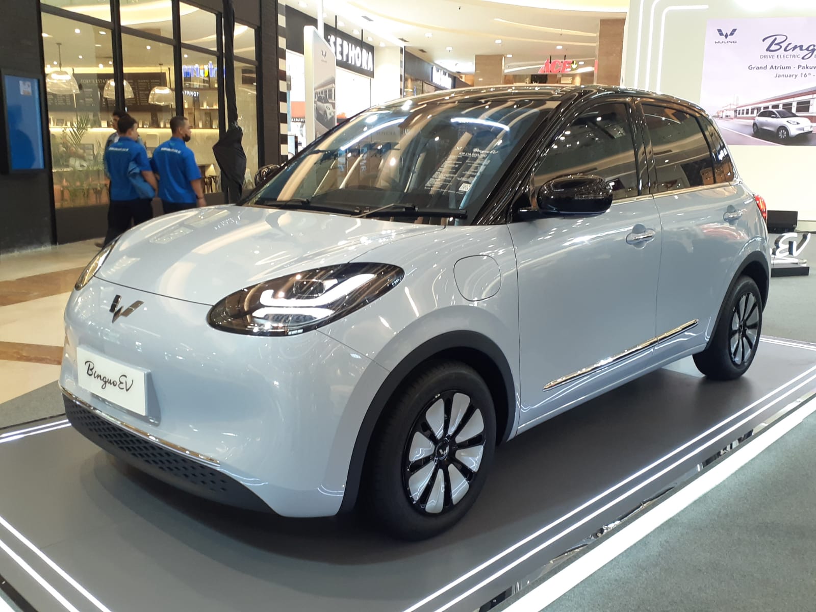 INTENSIF: Mobil listrik pabrikan Wuling Motors, Binguo EV saat dipamerkan di Pakuwon Mall Jogja, Rabu (17/1).