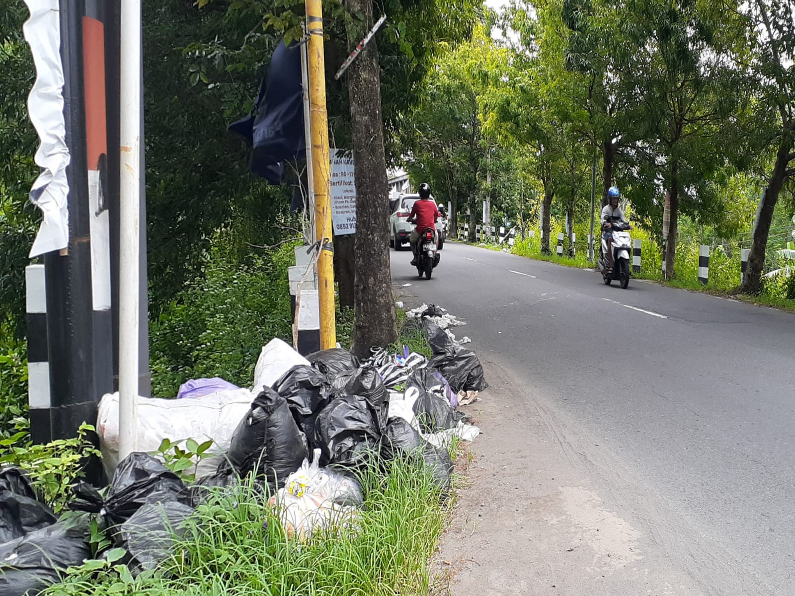 ORA TERTIB: Kondisi sampah yang menumpuk di jalan yang tidak jauh dari Jembatan Kronggahan, Rabu (17/1). Lokasi tersebut kerap menjadi tempat pembuangan sampah liar.