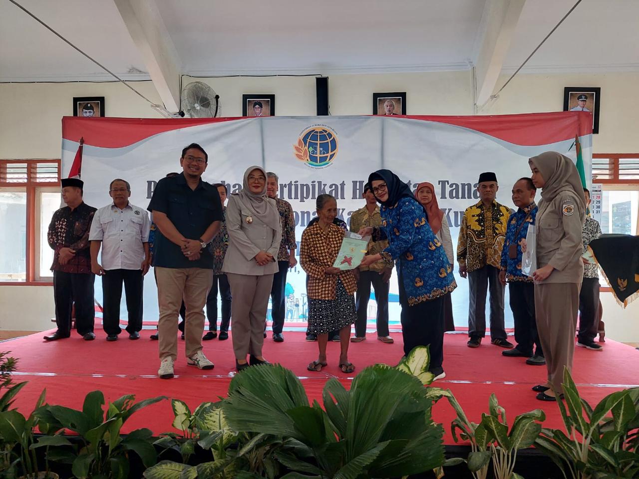 SEMRINGAH: Pj Bupati Kulonprogo Ni Made Dwipanti menyerahkan sertipikat kepada warga Banjarasri.