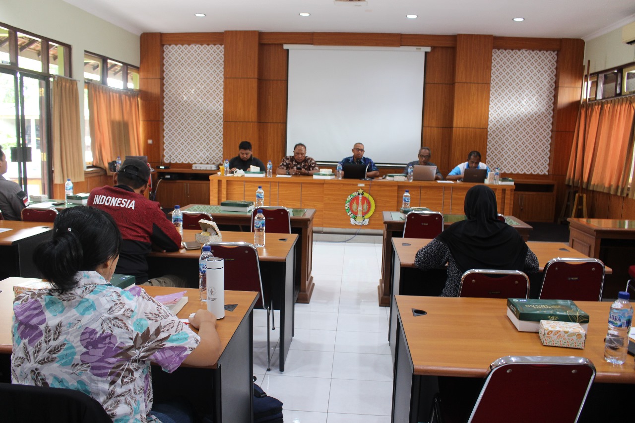 MUFAKAT: Suasana rapat finalisasi hasil seleksi terbatas.