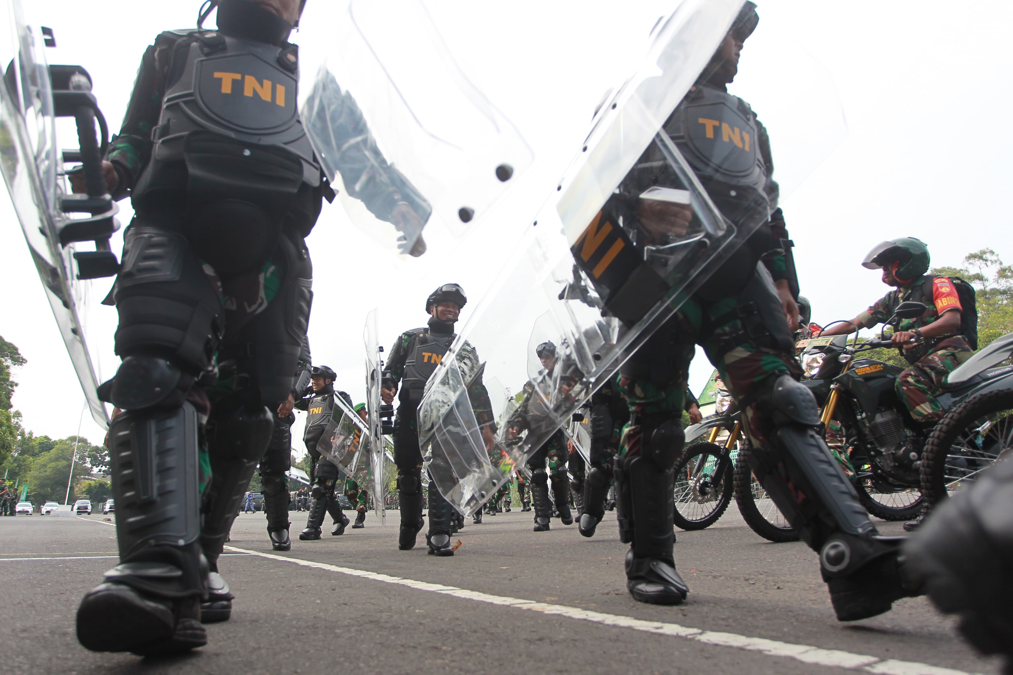 Personel TNI mengikuti Apel Gelar Kesiapan Pengamanan Pemilu 2024 di kompleks Stadion Mandala Krida, Kota Jogja, Rabu (17/1/2024).