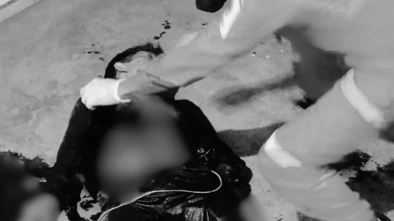 TRAGIS: Adhi ditemukan dalam posisi telungkup penuh luka dan bersimbah darah diduga jadi korban pengeroyokan gerombolan pemotor.