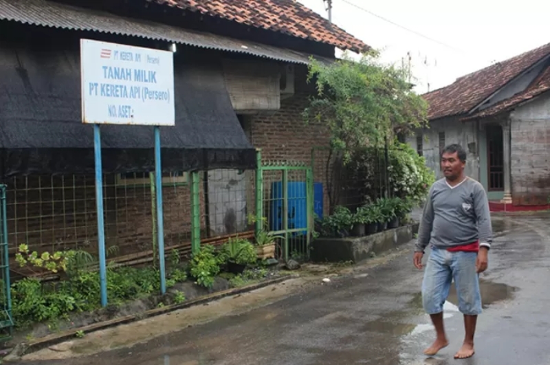 TANAH KAI: Warga melintas di jalan kereta api di bekas Stasiun Doropayung Juwana, belum lama ini.