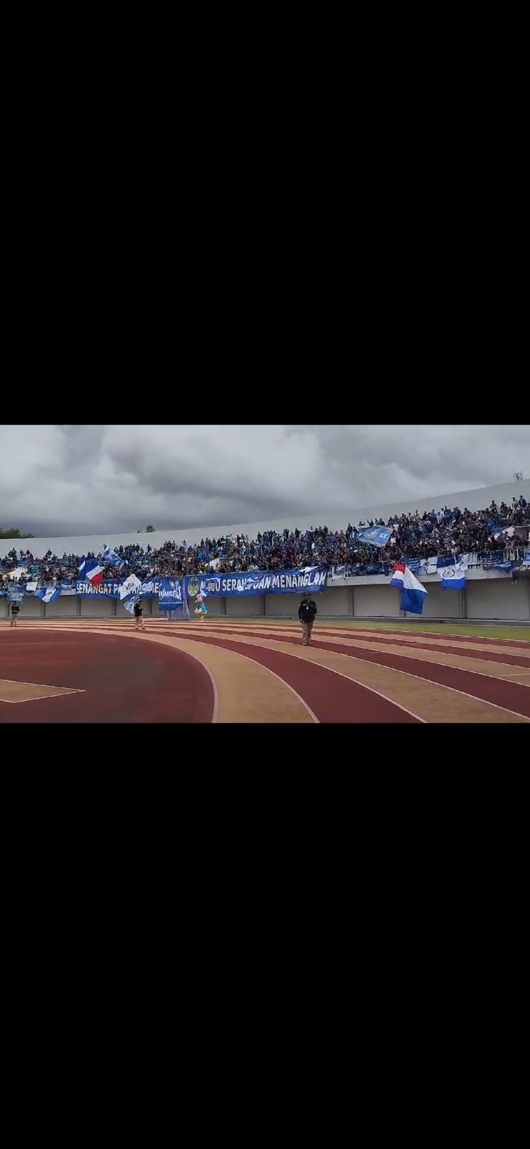 SEMANGAT: Suporter mendukung PSIM saat menghadapi Persiraja di Stadion  Mandala Krida Rabu (17/1).