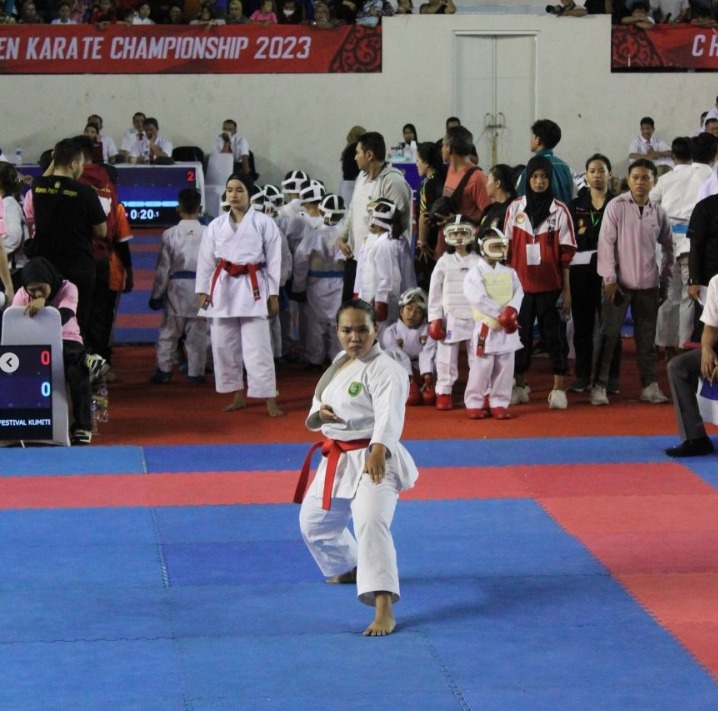 Karateka asal Universitas Janabadra pada Kejuaraan Karate Piala Menpora