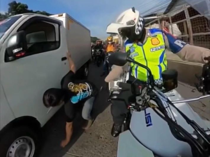 Polisi Gertak Pengendara Nakal yang Buang Puntung Rokok! Viral di Medsos, Netizen Geleng-geleng: Untung Ga Disuruh Telen!