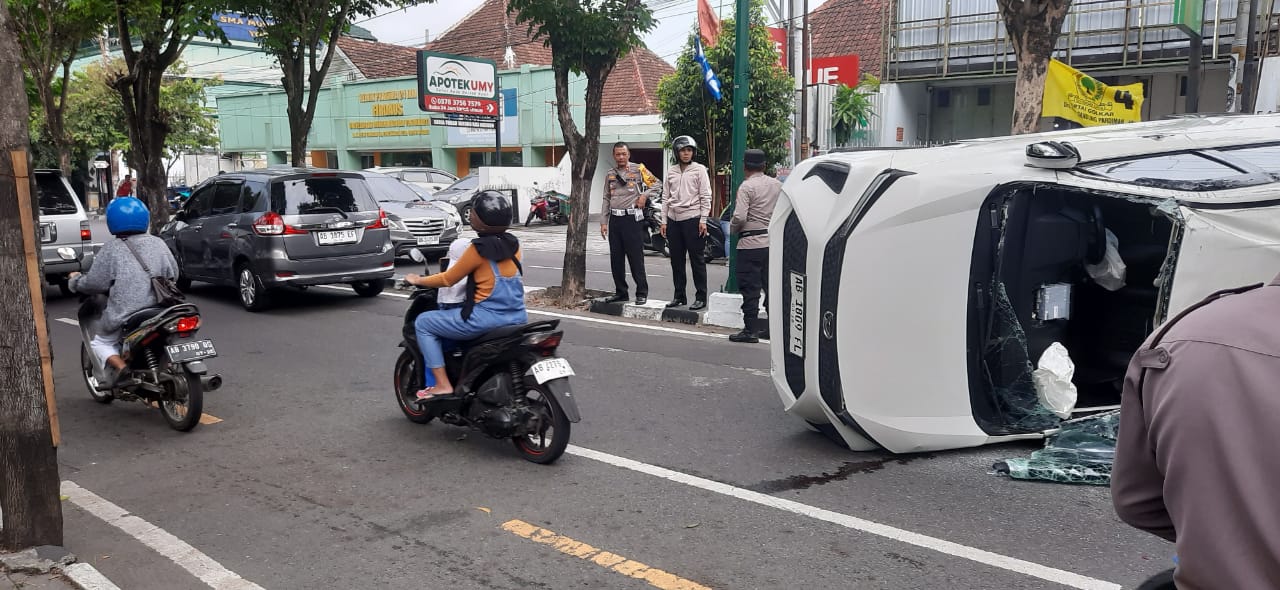 Mobil yang dikendarai sopir ngantuk menabrak mobil yang parkir di Jalan Wirobrajan Jogja (17/1/2024).