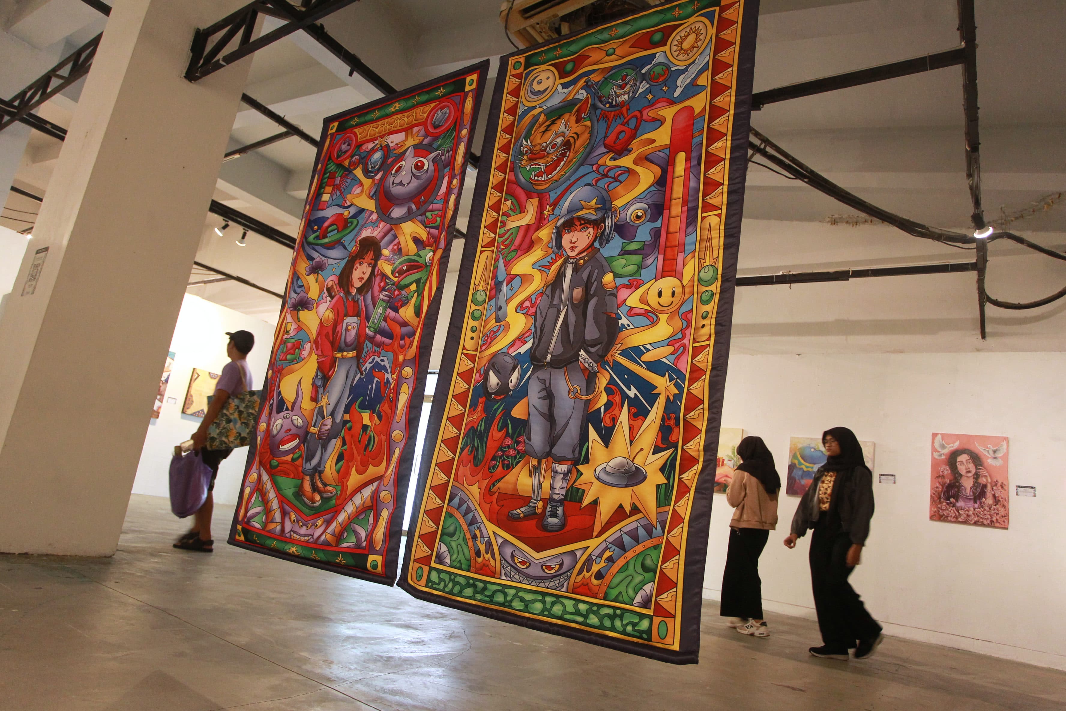 Pengunjung mengamati karya yang dipajang dalam pameran seni rupa Dendang Calon Guru #18 bertajuk