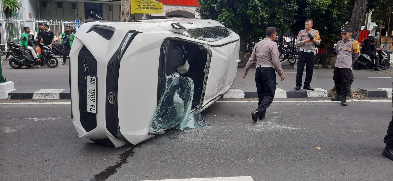 Kondisi kendaraan yang terbalik di Jalan Piere Tandean Kota Jogja