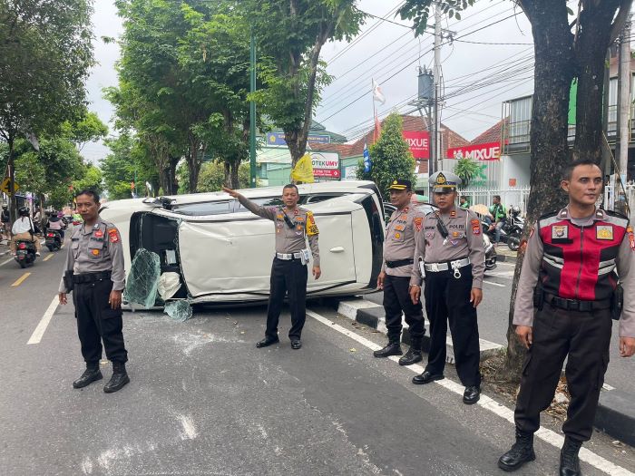 Kondisi Xenia yang terbalik di Jalan Piere Tandean Kota Jogja