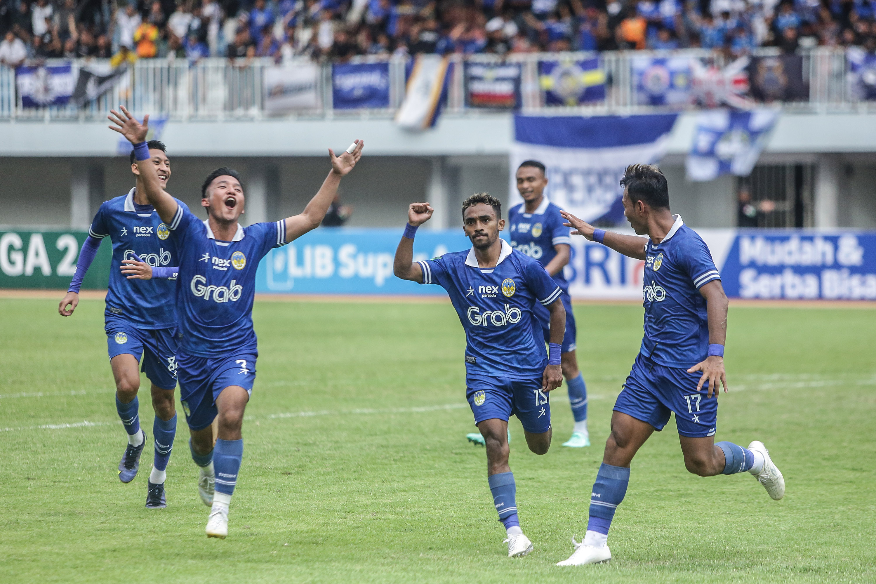 Para pemain PSIM Jogja berselebrasi atas gol Ari Maring ke gawang Persiraja Banda Aceh