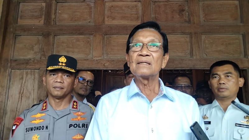 Gubernur DIY Sri Sultan Hamengku Buwono X saat diwawancarai awak media usai peresmian jalan dan jembatan Ruas Tawang - Ngalang, Kamis (18/1/2024).
